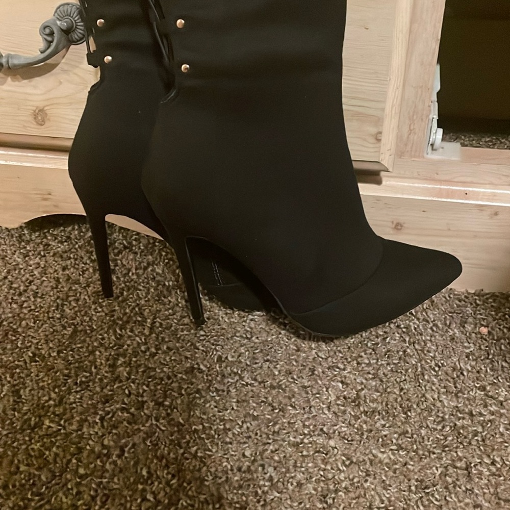 Very cool classy very high boots women’s
